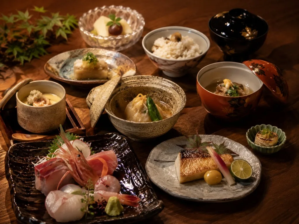季節会席の料理が並ぶ木の卓