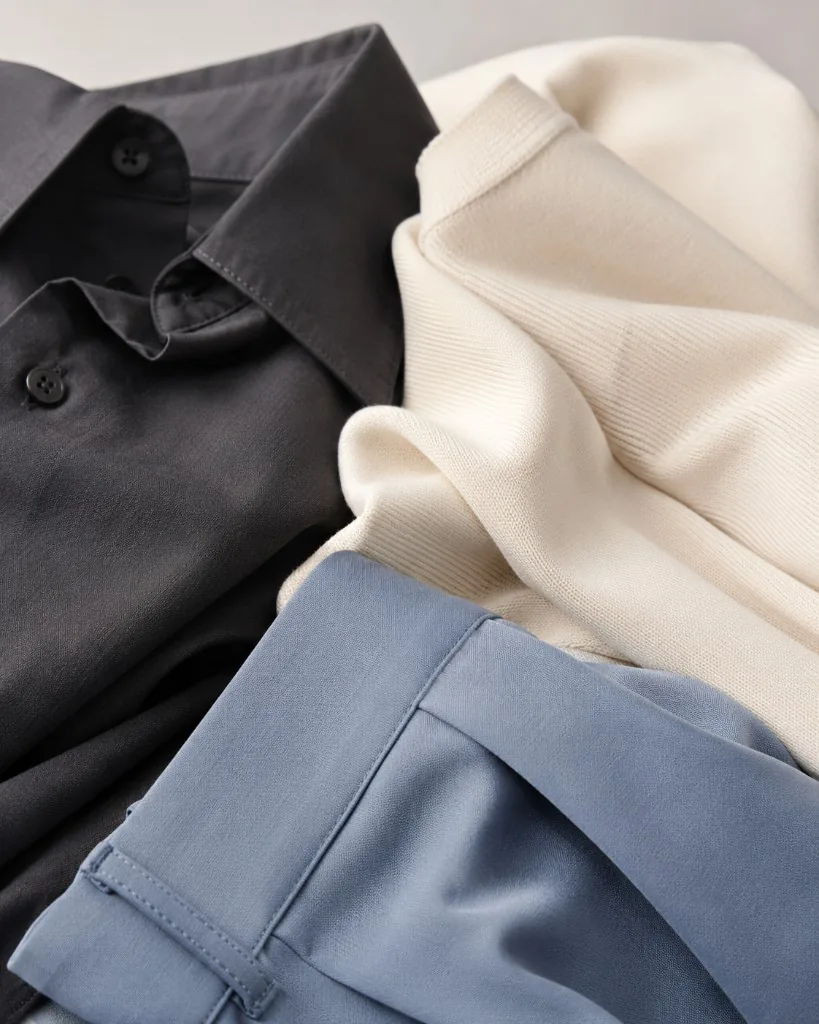 折りたたまれた衣服の生地と重なり