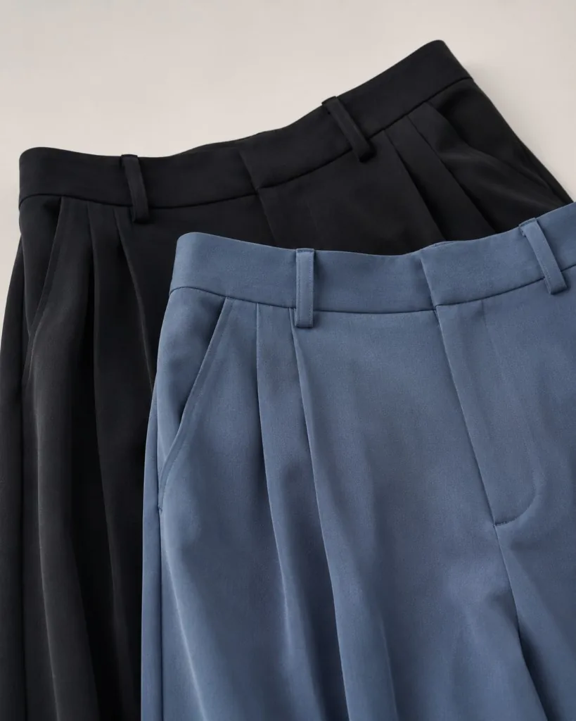 Wide Curve Trousers Dust BlueとBlackの重ね