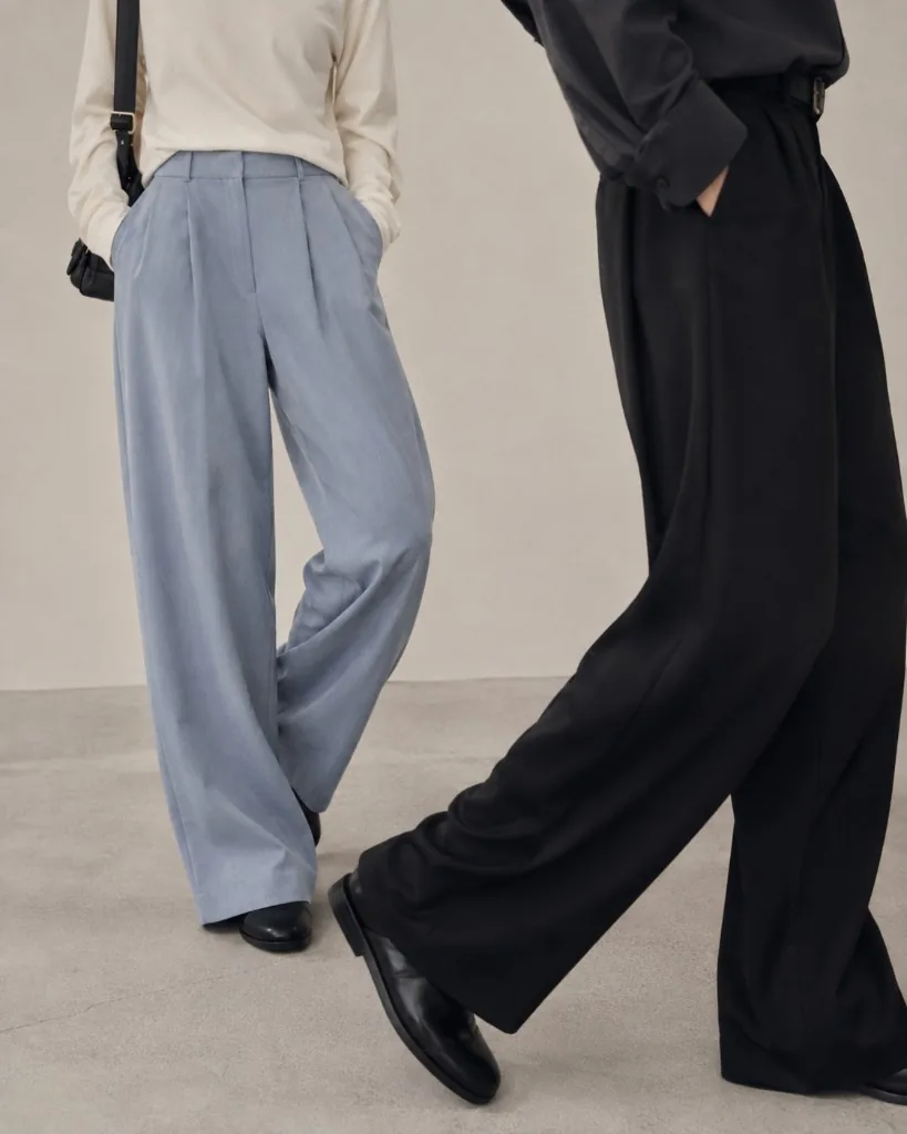 Dust Blueと黒のWide Curve Trousers。歩くときの裾の動き。